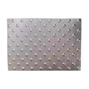 Dalle podotactile en aluminium, grain de riz, à visser. Dimensions: 600 x 412 mm.